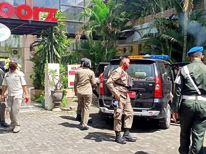 Razia Gabungan satpol PP sumenep di Hotel Surabaya Jln. Mustika No. 01 Kabupaten Sumenep SP/ Ainur Rahman