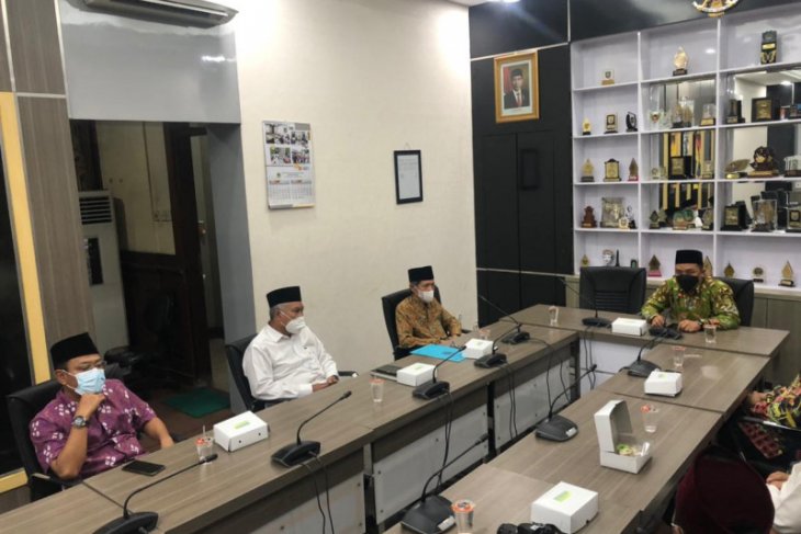 Majelis Ulama Indonesia (MUI) saat melakukan audiensi dengan Ketua DPRD Gresik Abdul Qodir di Gresik. SP/ANT/Andika