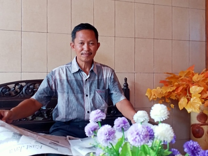 Drs.Achmad Sulaiman M.Pd.saat dikunjungi reporter Surabaya Pagi di kediamannya (SP/Ainur Rahman)