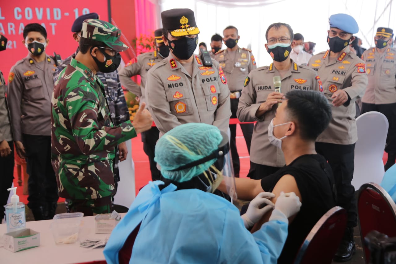 Forkompimda Jatim sedang melihat vaksinasi massal di kenpart Kenjeran, Sabtu (26/6/2021)