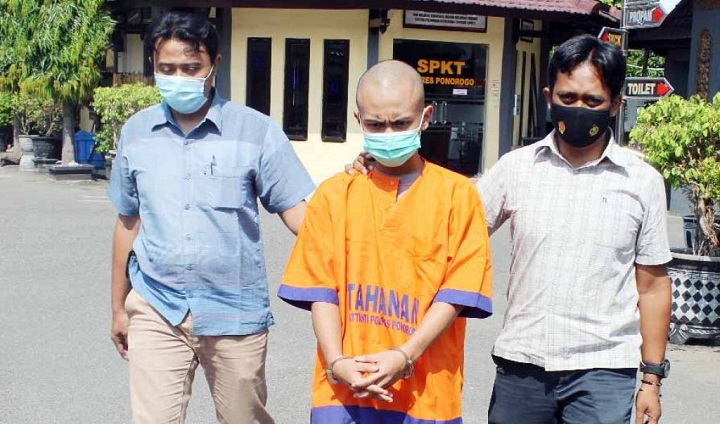 MN, salah satu tersangka penganiayaan saat digelandang polisi.