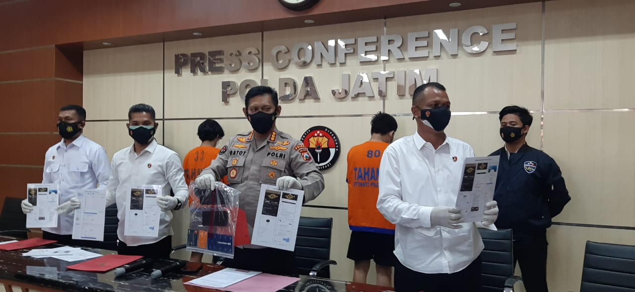 Kabid Humas Polda Jatim Kombes Pol Gatot Repli Handoko, Wadirkrimsus Polda Jatim AKBP Zulham Effendi, dan Kasubdit siber AKBP Wildan Albert saat realeas pelaku pembobol kartu kredit warga asing Senin (28/6/2021)