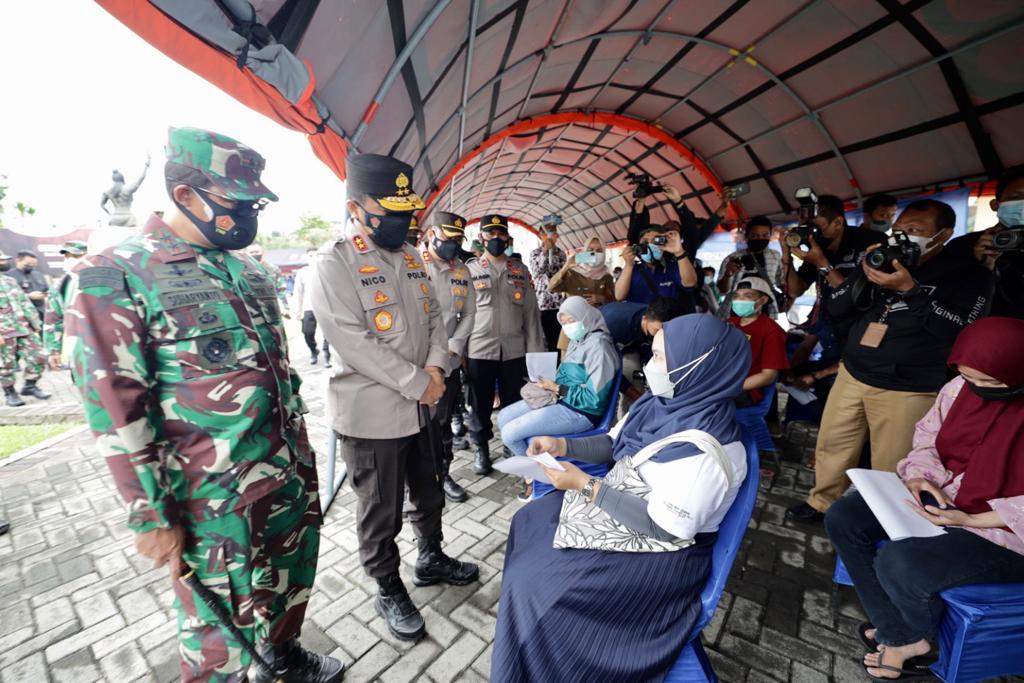 Kapolda Jatim Irjen Pol Nico Afinta, Pangdam V Brawijaya Mayjen TNI Suharyanto melihat vaksinasi di Polres Mojokerto, Senin (28/6/2021)