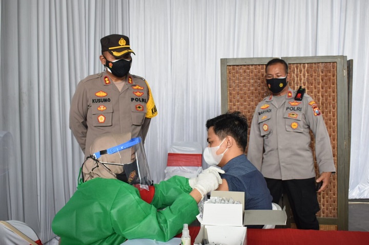 Kapolresta Sidoarjo saat mengecek Gerai Vaksin Presisi di Perumahan Taman Wisata Tropodo, Waru, Sidoarjo. SP/Sugeng Purnomo