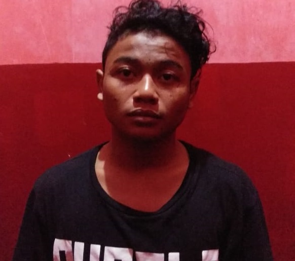 Tersangka Kinan saat diamankan polisi di Mapolsek Tegalsari. SP/Anggadia Muhammad