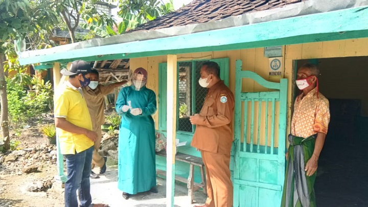 Warga Desa Mungli Kecamatan Kalitengah didatangi Pemdes dan petugas Nakes untuk dilakukan rapid antigen. SP/MUHAJIRIN KASRUN