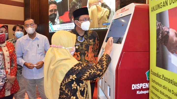 Bupati Sidoarjo H. Ahmad Muhdlor Ali (Gus Muhdlor) saat melihat pengoperasian mesin ADM.