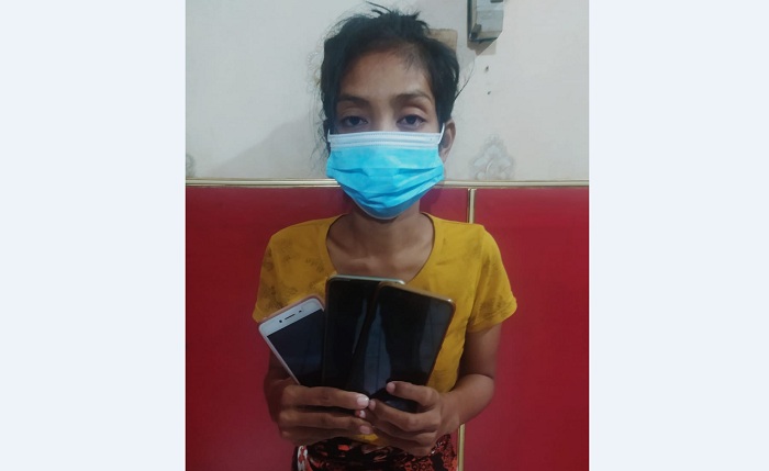 Tersangka SF saat diamankan Unit Reskrim Polsek Kenjeran. SP/ANGGADIA MUHAMMAD