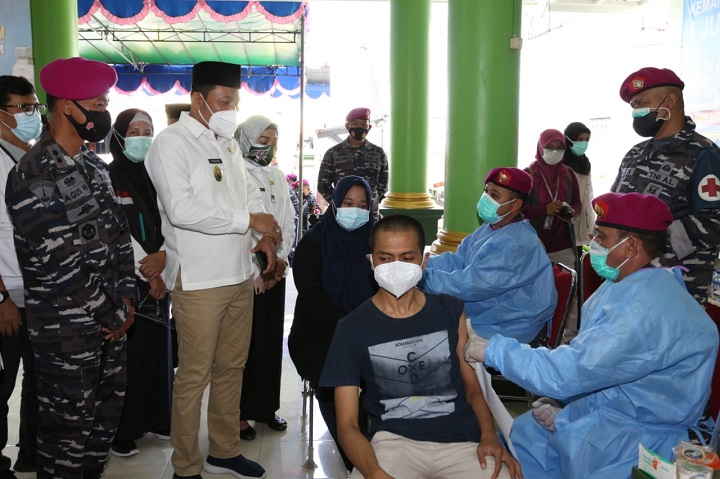 Wabup Sidoarjo Subandi saat melihat vaksinasi warga. SP/Sugeng Purnomo