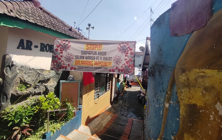 Warga memasang himbauan masuk kecuali warga setempat. 