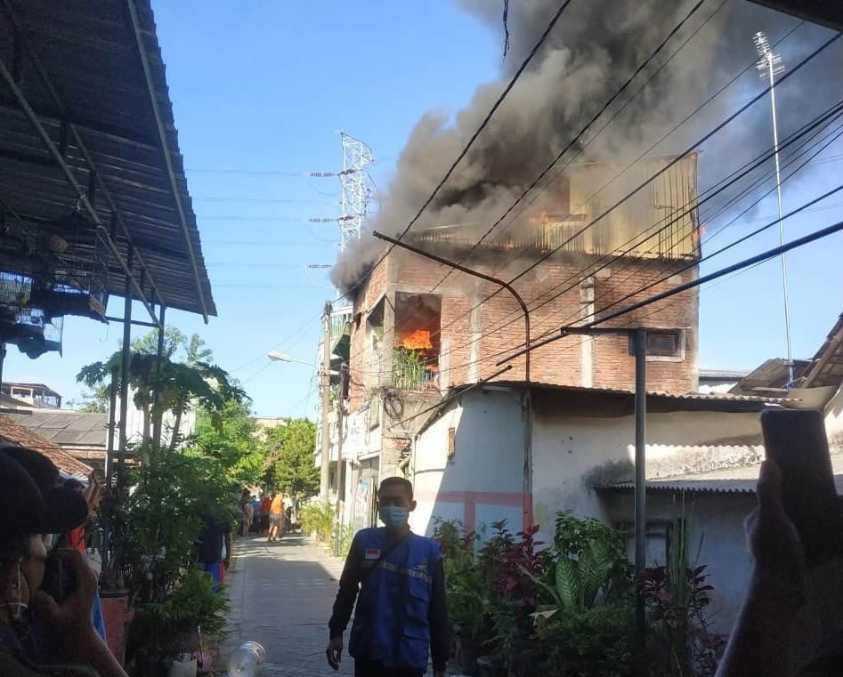 Api yang sedang melahap Lantai 2 rumah milik Ibu Naduroh, Jl. Tenggilis Mulya, Kamis, (1/7/21)). SP/ANGGADIA MUHAMMAD