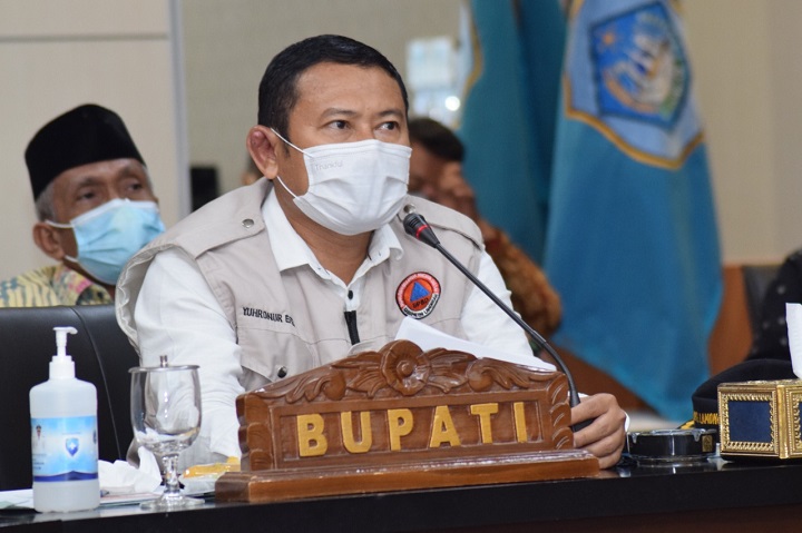 Bupati saat menyimak audiensi tokoh agama dan organisasi masyarakat secara virtual di ruang kerja Bupati. SP/MUHAJIRIN KASRUN