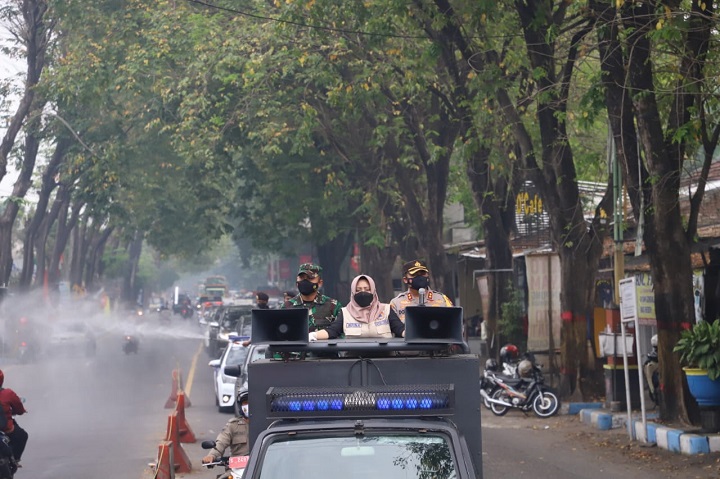 Bupati Mojokerto Ikfina Fahmawati saat Patroli 3 Pilar beserta jajaran dengan melakukan penyemprotan cairan disinfektan di wilayah Mojosari. SP/Dwy Agus Susanti