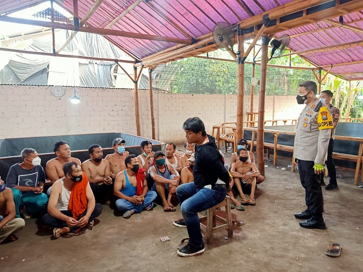 Para penjudi saat dibina petugas di lokasi. SP/Hadi Lestariono
