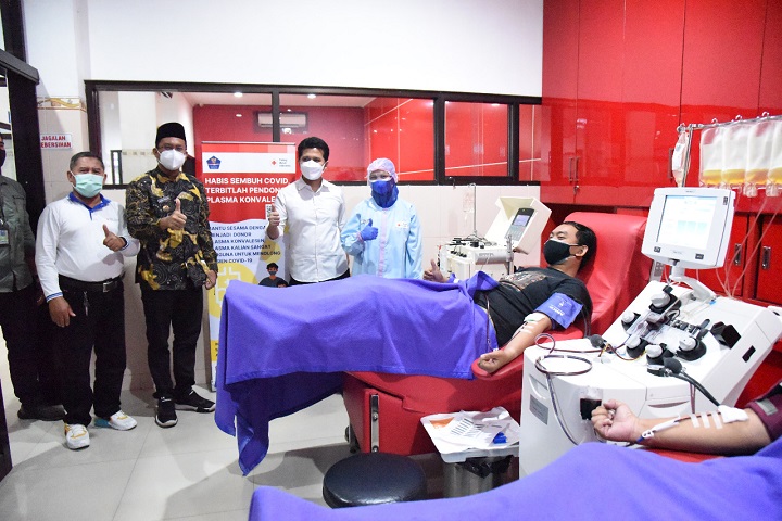 Wagub Jatim Emil Dardak (dua dari kanan) dan Bupati Sidoarjo Gus Muhdlor saksikan pendonor konvalesen. SP/Sugeng Purnomo