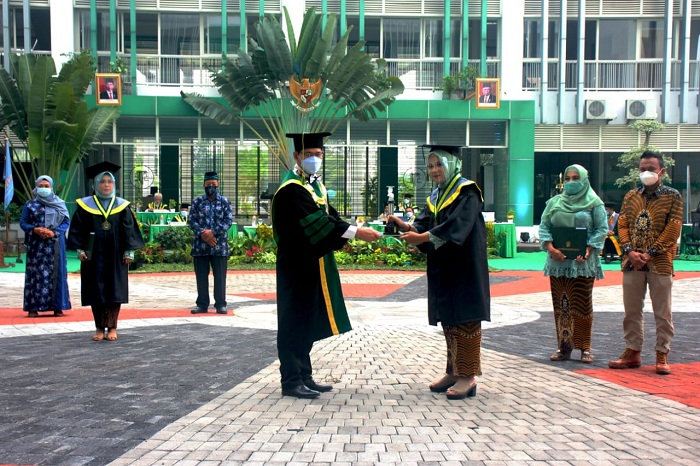 Rektor UWH Perbanas saat memberikan ijazah kepada para wisudawan/ foto: Humas UWH Perbanas. SP/Semmy Mantolas