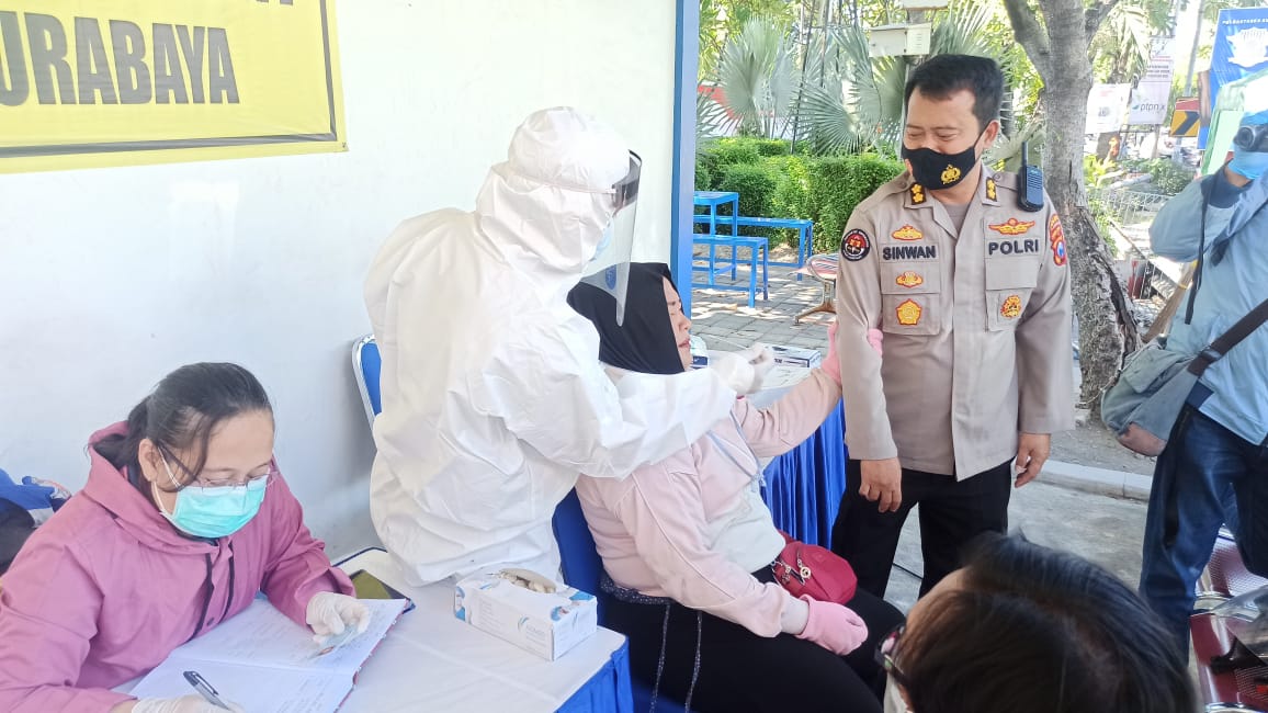 Petugas kesehatan sedang melakukan swab antigen terhadap warga yang melintas dari luar kota menuju Surabaya, Selasa (6/7/2021)