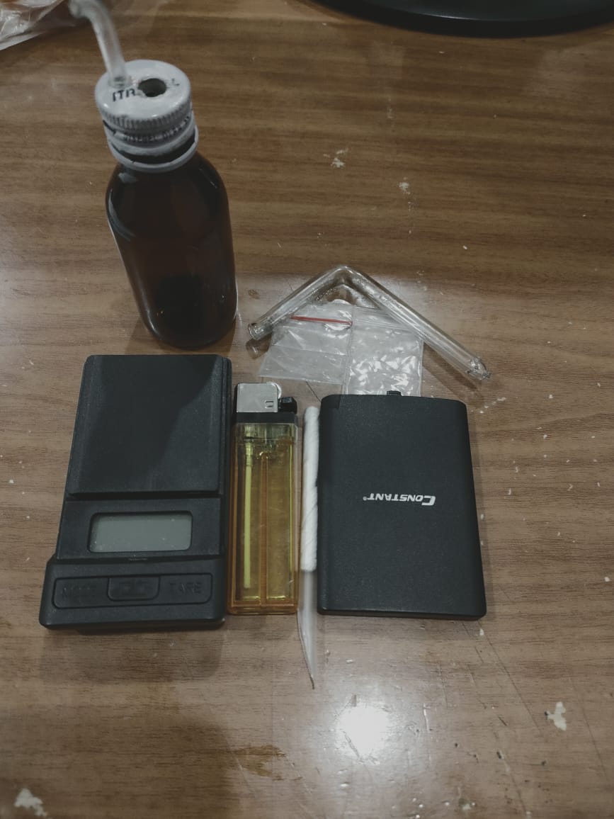 Anggota Polsek Wonokromo mengamankan barang bukti dan tersangka pemakai sabu sabu, Rabu (7/7/2021)