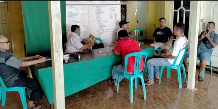 Perangkat Desa di kantor Balai Desa Kalikatak kecamatan Arjasa Kangean kab. Sumenep. SP/Ainur Rahman