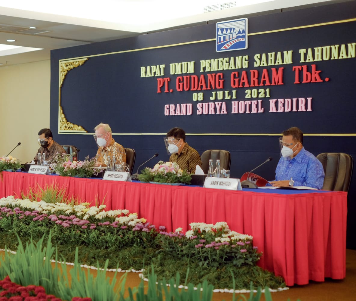 Pengurus Perseroan saat menggelar RUPS tahunan di Hotel Grand Surya Kota Kediri 