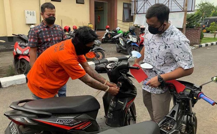 Pelaku saat memperagakan aksinya mencuri motor korban.