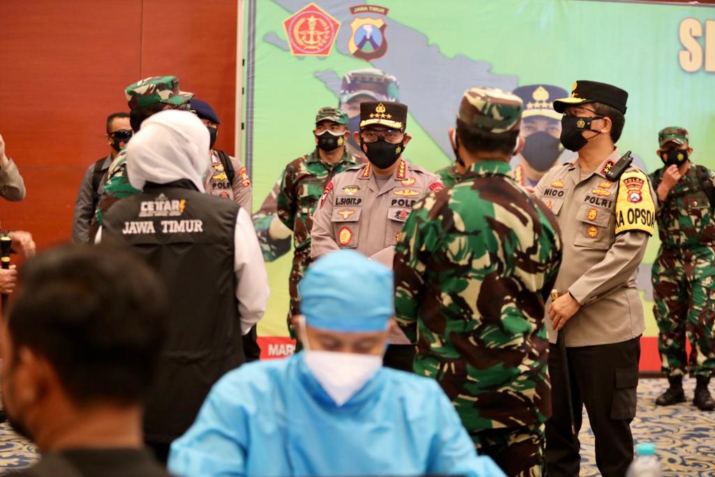 Kapolri Jenderal Pol.Listyo Sigit Prabowo dan Panglima TNI Marsekal TNI Hadi Tjahjanto bersama Forkompimda Jatim melihat vaksinasi massal di Grand City, Jumat (9/7/2021)