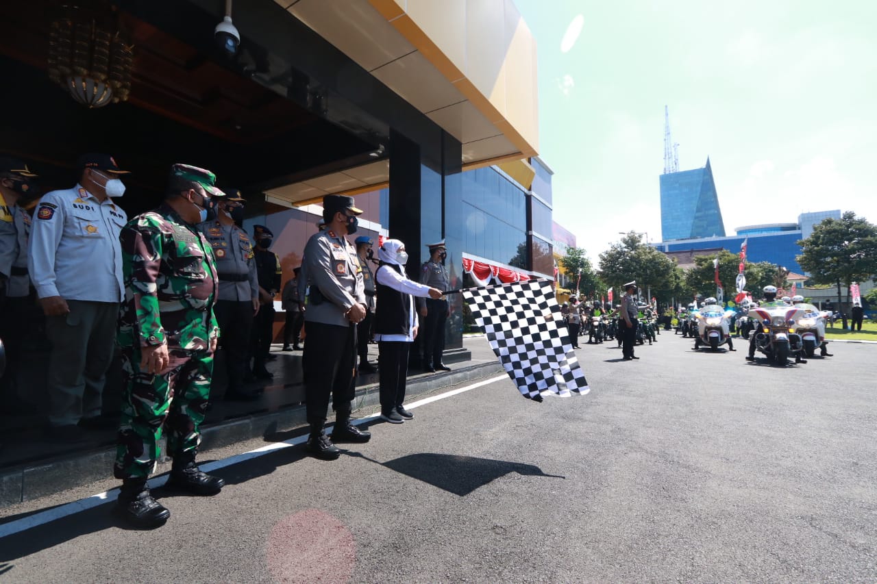 Gubernur Jatim Khofifah Indar Parawansa bersama Kapolda Jatim Irjen Pol Nico Afinta memberikan bantuan kepada masyarakat terdampak akan Covid 19 di Jawa Timur Minggu (11/7/2021)