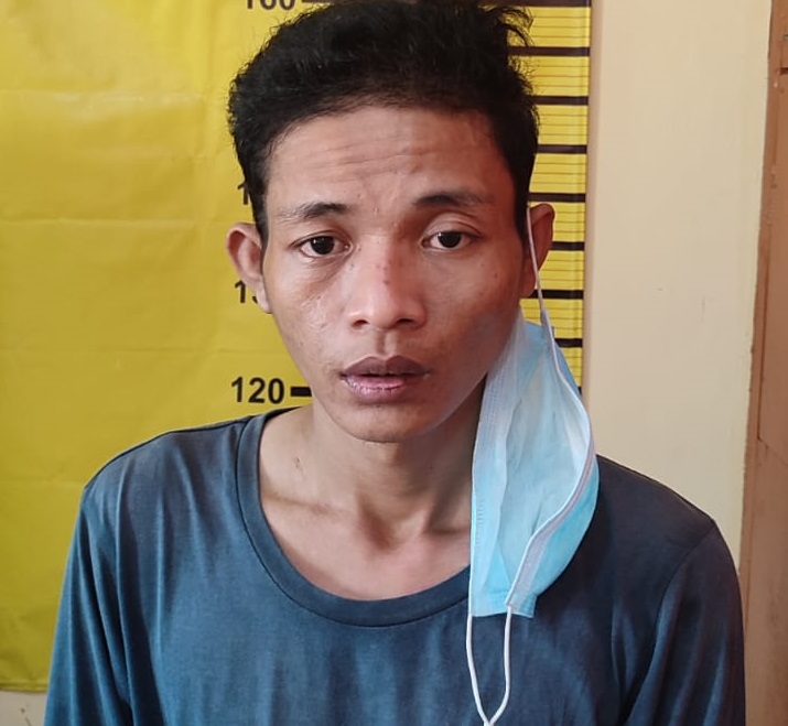 DL saat diamankan polisi di Mapolsek Tambaksari. SP/Anggadia Muhammad