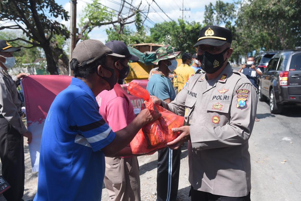 Kapolres Lamongan memberikan paket sembako, vitamin, masker dan uang kepada warga terdampak PPKM.