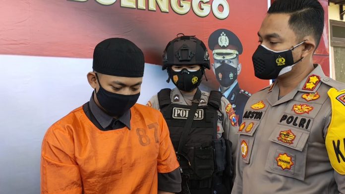 Kapolres Probolinggo, AKBP Teuku Arsya Khadafi menanyai pelaku saat rilis.
