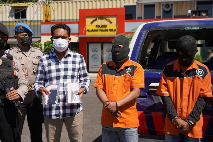 Dua tersangka perusakan kendaraan petugas dan provokator kerusuhan di Bulak Banteng saat diamankan polisi. SP/ANGGADIA MUHAMMAD