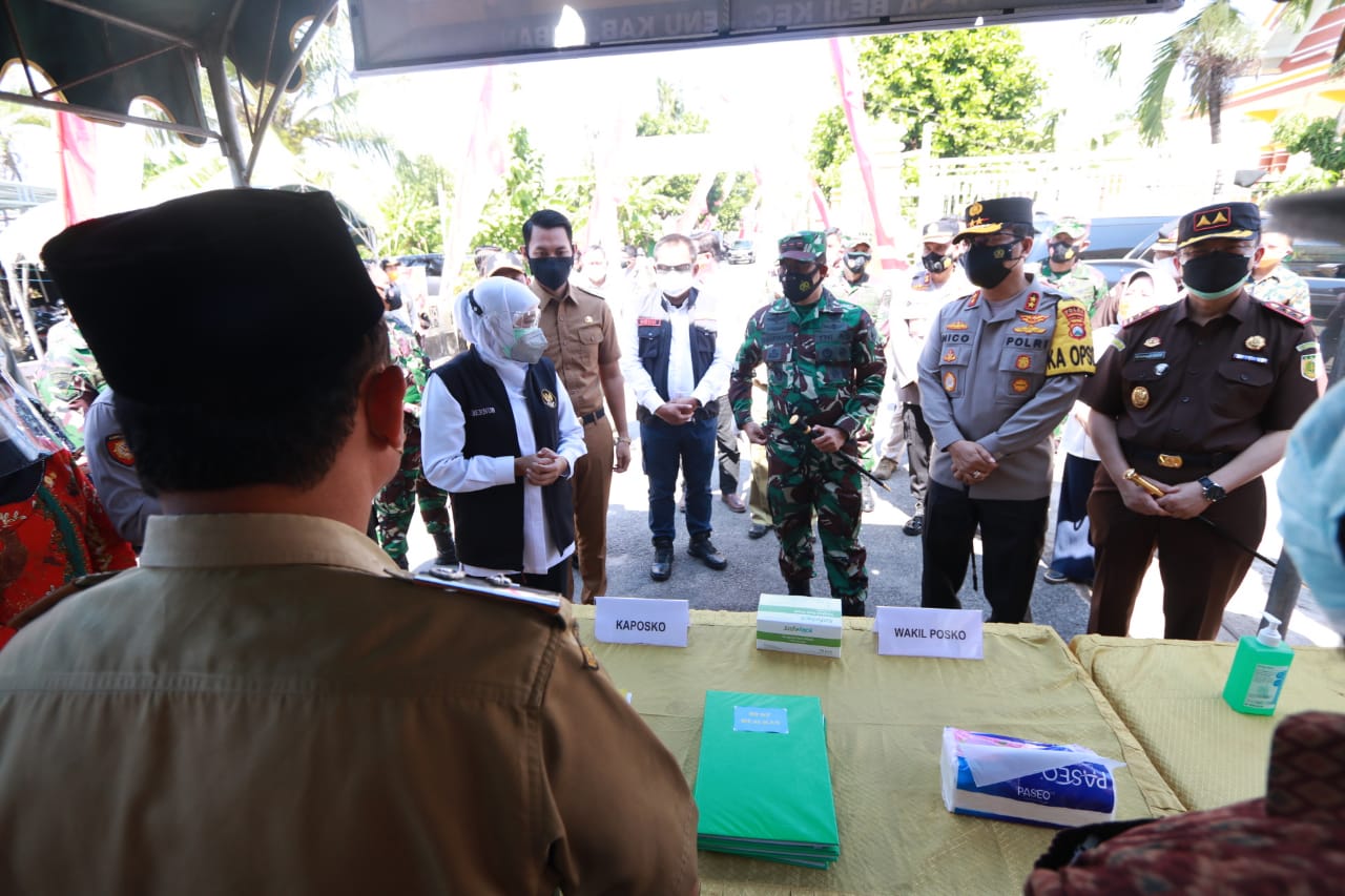 Gubernur Jatim Khofifah Indar Parawansa, Kapolda Jatim Irjen Pol Nico Afinta, dan Pangdam V Brawijaya Mayjen TNI Suharyanto melihat vaksinasi massal di Tuban, Selasa (13/7/2021)