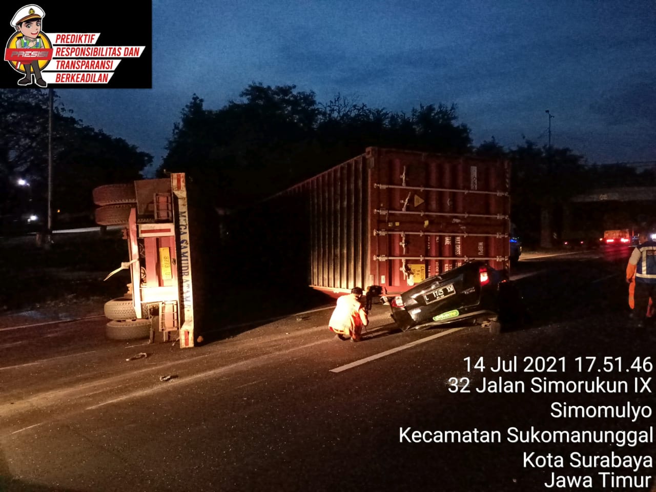 Terjadi kecelakaan di km 5.500 arah dupak, antara Truck Tractor Head Kontainer jatuh menimpa mobil Sigra yang akibat pengemudi tewas di tempat Rabu (14/7/2021).