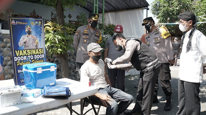 Kapolresta Sidoarjo Kombes Pol. Kusumo Wahyu Bintoro, Rabu (14/7/2021) saat mengecek Vaksinasi Covid-19 door to door di Desa Bluru Kidul, Sidoarjo.SP/SUGENG