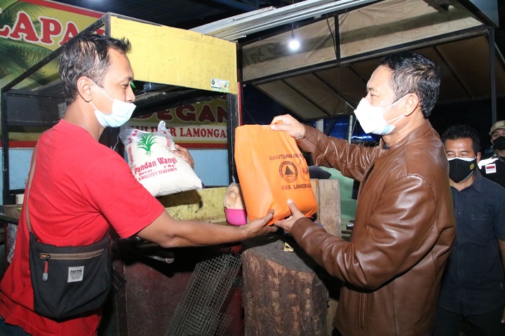 Bupati Lamongan saat memberikan bantuan ke pedagang PK5. SP/MUHAJIRIN KASRUN
