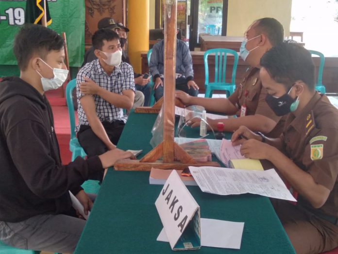 Prosesi sidang tipiring bagi para pelanggar PPKM Darurat, Kamis (15/7).