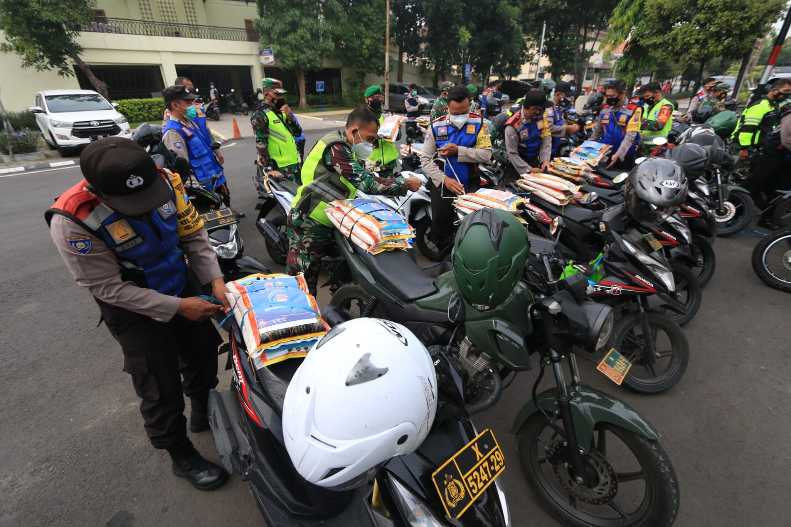 Bhabinkamtibmas Polda Jatim siap mengantar bantuan sembako kepada warga terdampak Covid 19, Jumat (16/7/2021)