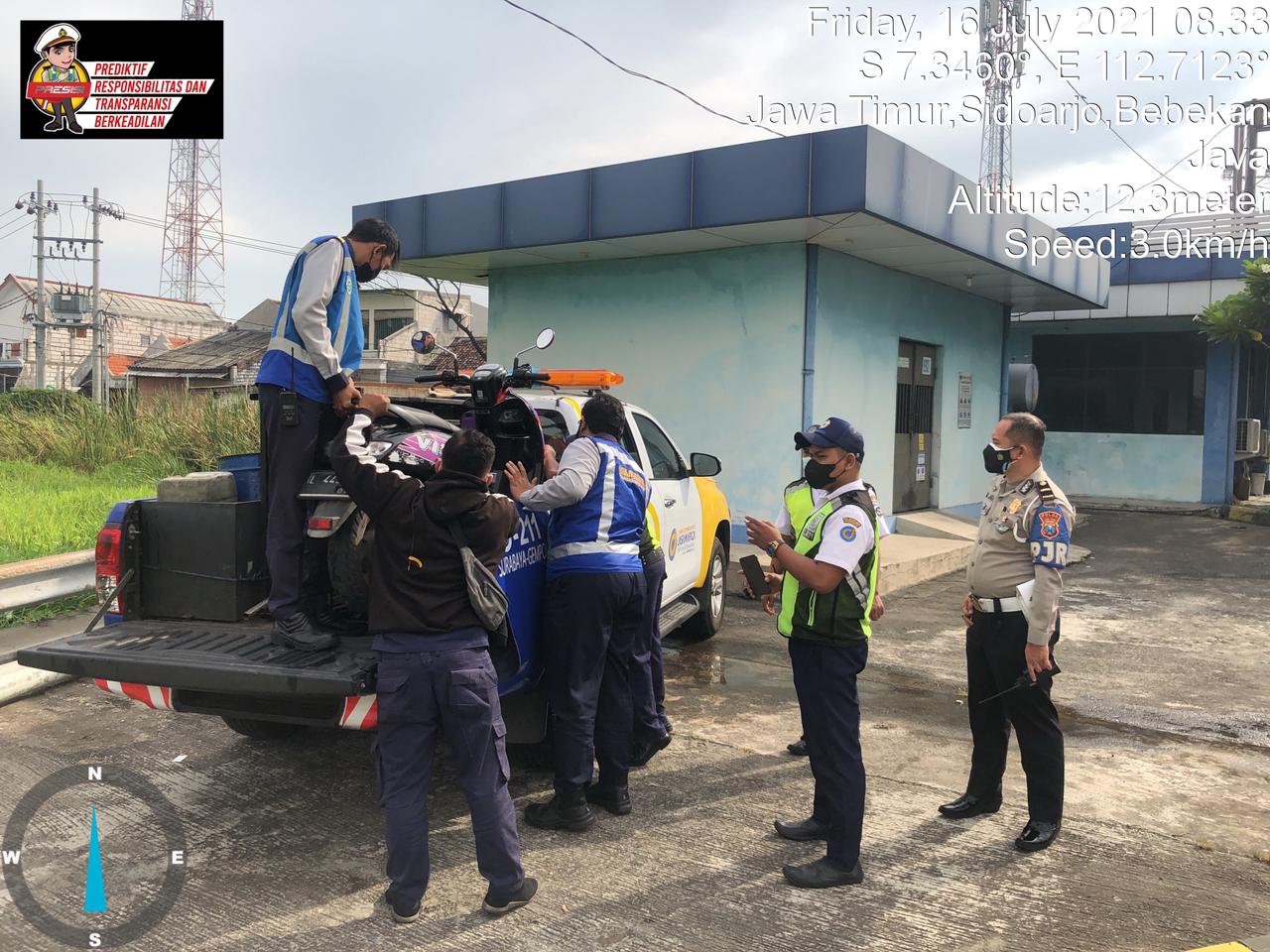 Petugas PJR Polda Jatim melakukan penindakan dengan menilang pengendara motor yang masuk tol, Jumat (16/7/2021)