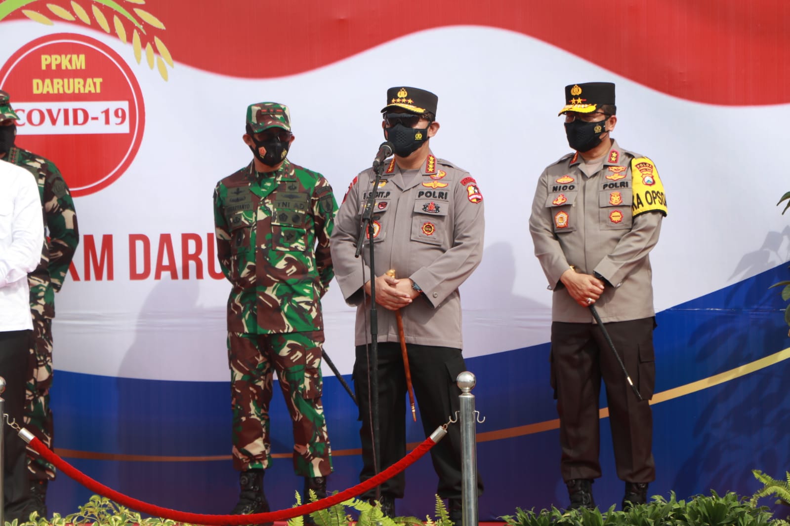 Panglima TNI Marsekal TNI Hadi Tjahjanto didampingi Kapolri Jendral Pol Listyo Sigit Prabowo memberikan bantuan kepada warga di Jatim, Sabtu (17/7/2021).