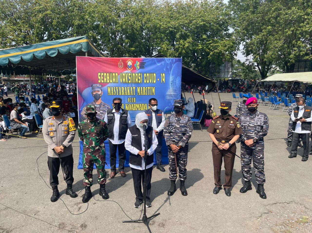 Gubernur Jawa Timur Khofifah Indar Parawansa, Pangdam V Brawijaya Mayor Jenderal TNI Suharyanto, Panglima Komando Armada II (Pangkormada II) Laksamana Muda TNI Iwan Isnurwanto, dan Kapolda Jatim Irjen Pol Nico Afinta, melakukan pengecekan pelaksanaan vaks