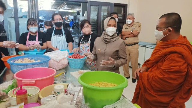 Ning Ita saat mengunjungi dapur sosial milik komunitas "Paguban Sosial Warga Tionghua" bersama Vihara Budhayana yang dibawah binaan Bhante Nyanasila di Gang Gedongan II, Kecamatan Magersari, Senin (19/7/2021) sore. SP/Dwy A