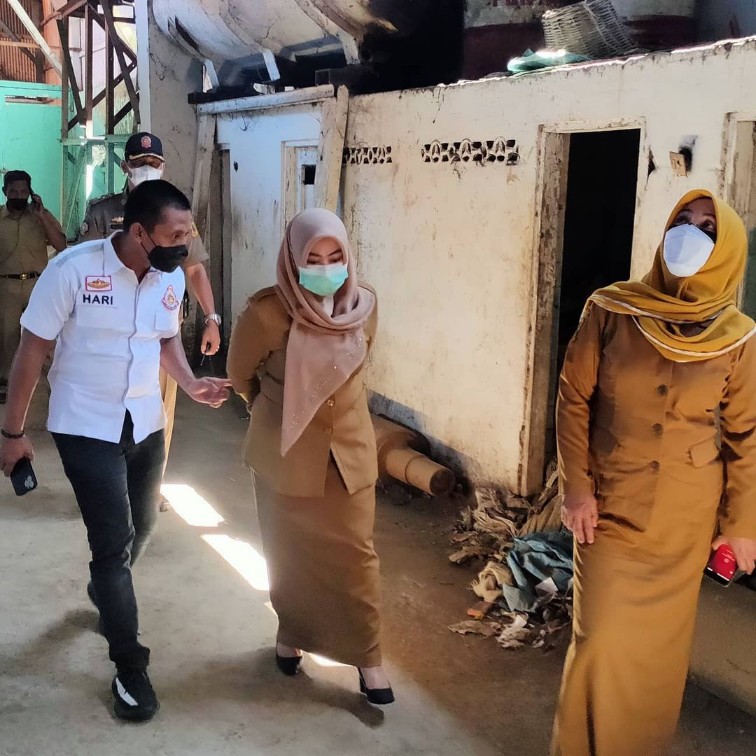 Kepala Diskopukmperindag Kota Mojokerto, Ani Wijaya saat melakukan sidak pabrik dan pertokoan. SP/Dwy AS