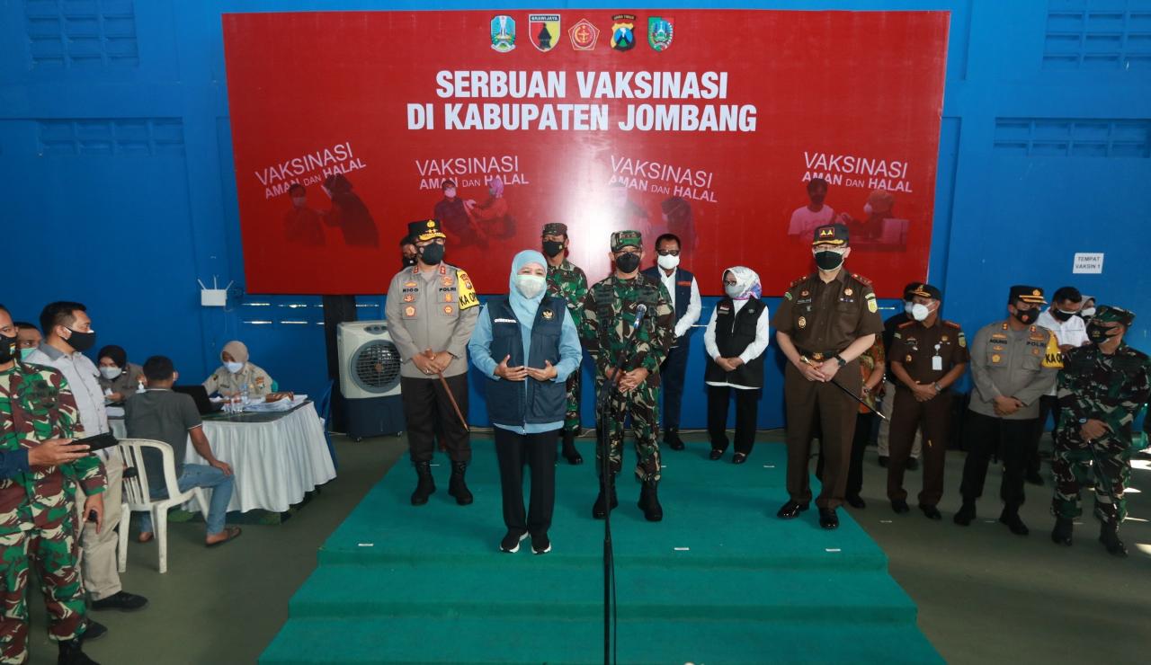 Gubernur Jawa Timur Khofifah Indar Parawansa, didampingi  Pangdam V Brawijaya Mayor Jenderal TNI Suharyanto, Panglima Komando Armada II (Pangkormada II) Laksamana Muda TNI Iwan Isnurwanto, dan Kapolda Jatim Irjen Pol Nico Afinta, serta didampingi Kabinda 