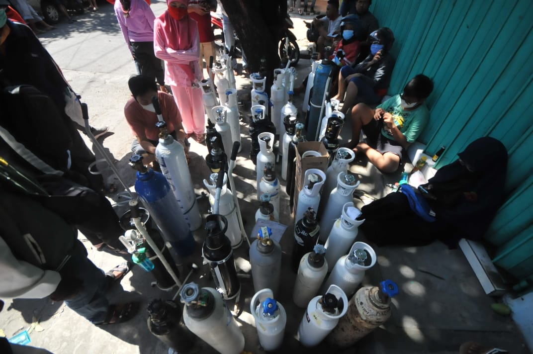 IST. Deretan tabung oksigen menunggu untuk diisi, Kamis (22/7/2021)