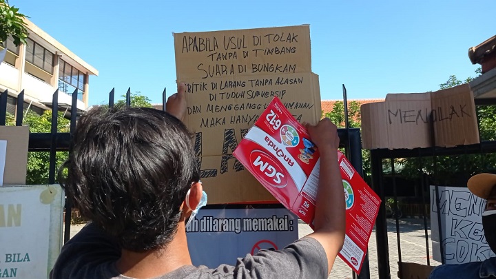 Warga yang memasang tulisan penolakan di pagar SDN Baratajaya. SP/Anggadia Muhammad