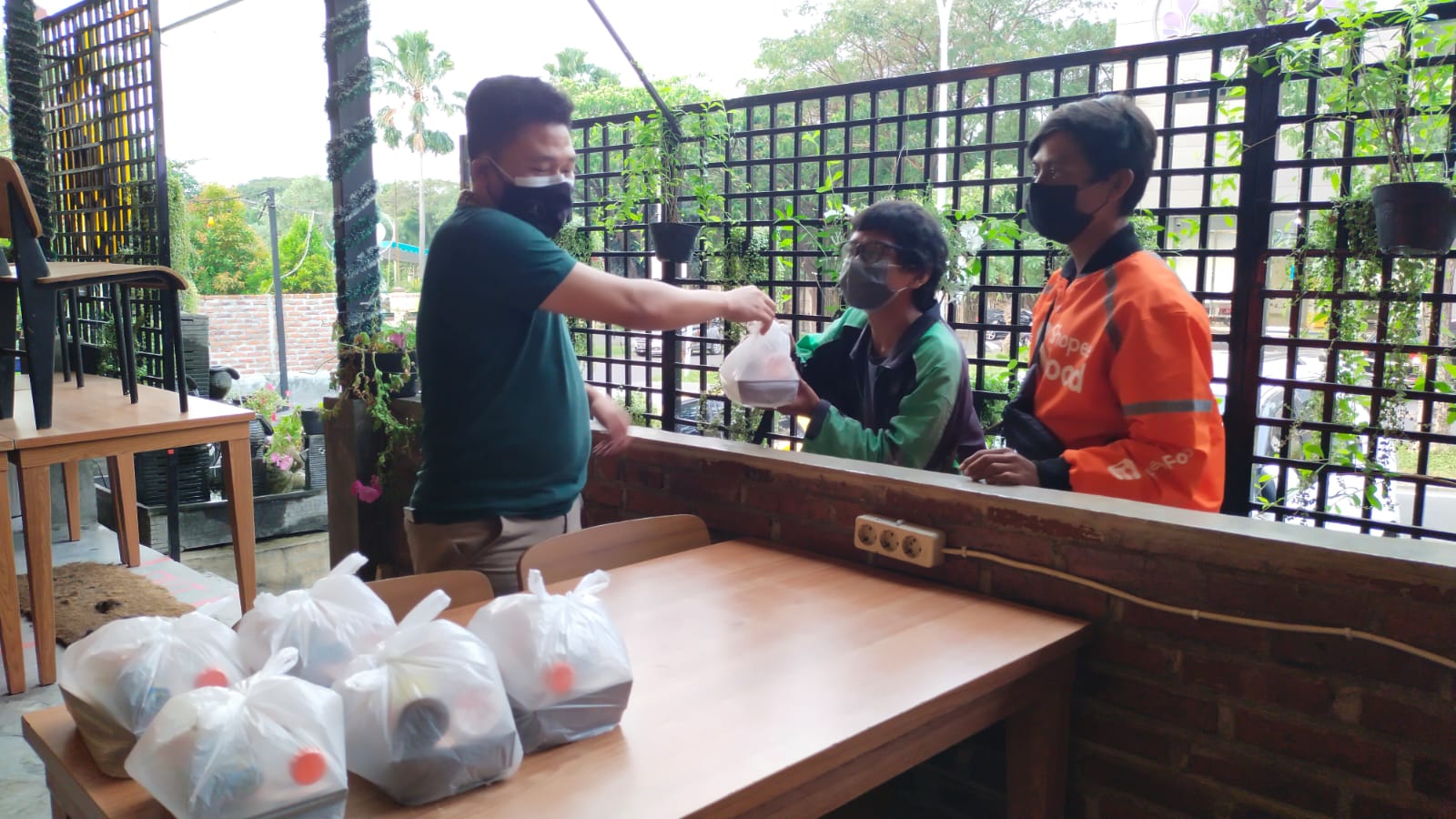 Hari ini Josua ingin berbagi, untuk pasien yang menjalani Isoman. Kami ingin berbagi dan memberikan kepada Ojol, dalam bentuk paket makanan sekalian support imun dengan minum jamu Akar Dewa ini," terang, Jonsun Wakum, Jumat (23/7/2021).