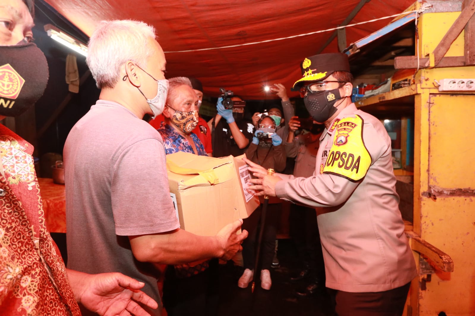 Kapolda Jatim Irjen Pol Nico Afinta memberikan bantuan kepada masyarakat di jalan Tidar Sabtu (24/7/2021)