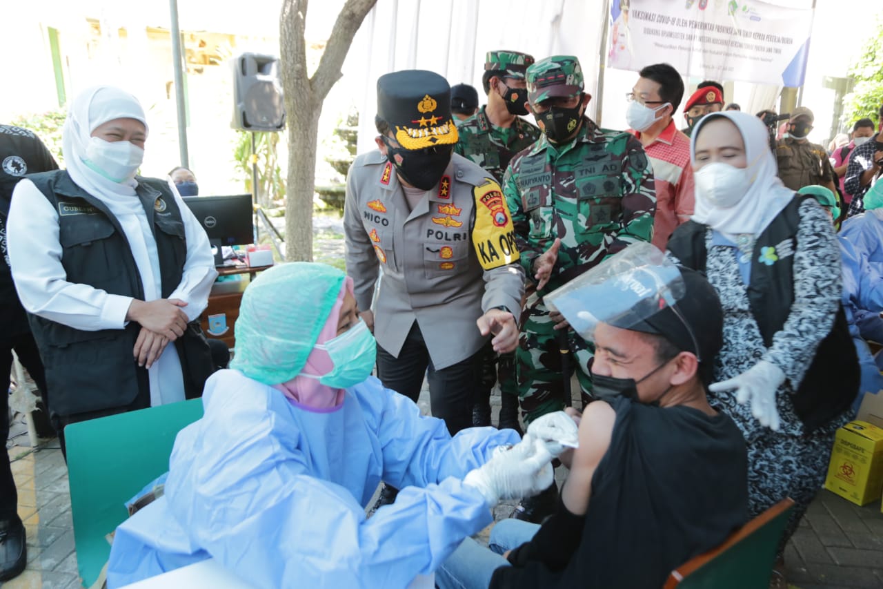 Gubernur Jatim Khofifah Indar Parawansa, Pangdam V Brawijaya Mayjen TNI Suharyanto, Kapolda Jatim Irjen Pol Nico Afinta meninjau vaksin di desa Betro, Sidoarjo, Sabtu (24/7/2021)