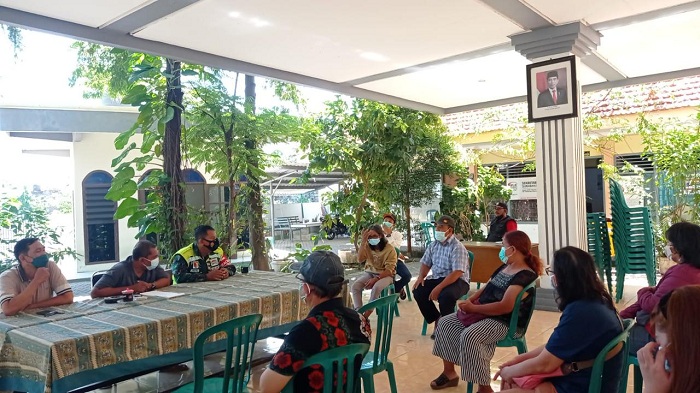 Mediasi yang dihadiri oleh belasan warga beserta ketua LPMK, Lurah, dan Babinsa di Kantor Kelurahan Kalijudan, Minggu (25/07/2021). SP/ANGGADIA MUHAMMAD