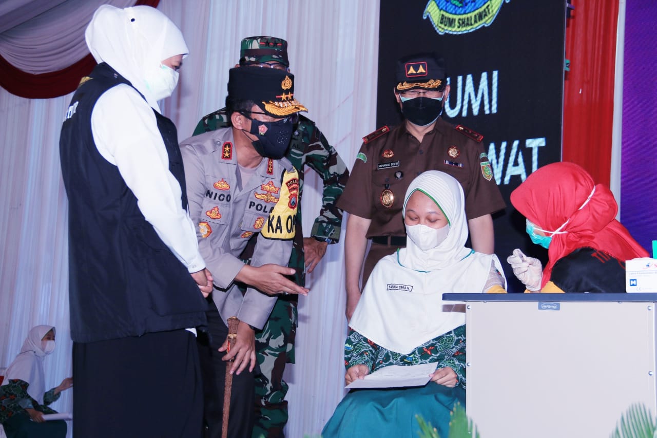 Gubernur Jawa Timur Khofifah Indar Parawansa, didampingi Pangdam V Brawijaya Mayor Jenderal TNI Suharyanto, Panglima Komando Armada II (Pangkormada II) Laksamana Muda TNI Iwan Isnurwanto, dan Kapolda Jatim Irjen Pol Nico Afinta, serta didampingi Kabinda J